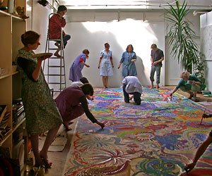 Gruppe malt an Bodenbild
